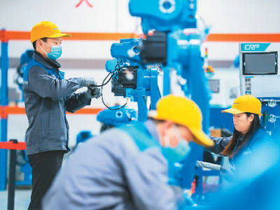 國(guó)產(chǎn)工業(yè)機(jī)器人“大顯身手” 機(jī)械手引領(lǐng)智造新浪潮